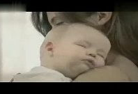 美女喂奶视频,美女哺乳画面传递母爱光辉