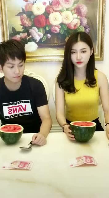 娱乐吃瓜酱跟妈妈要钱,娱乐吃瓜酱向妈妈“借”钱的温馨一幕